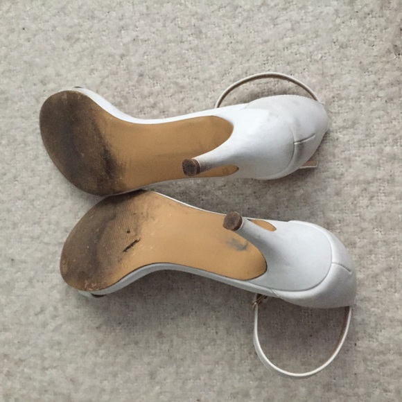 🌬 White Ankle Strap Kitten Heels - Picture 4 of 4